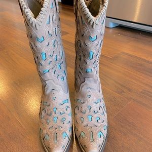 Size 6.5 cowboy boots, fits more like 7 (which is the size I normally wear)